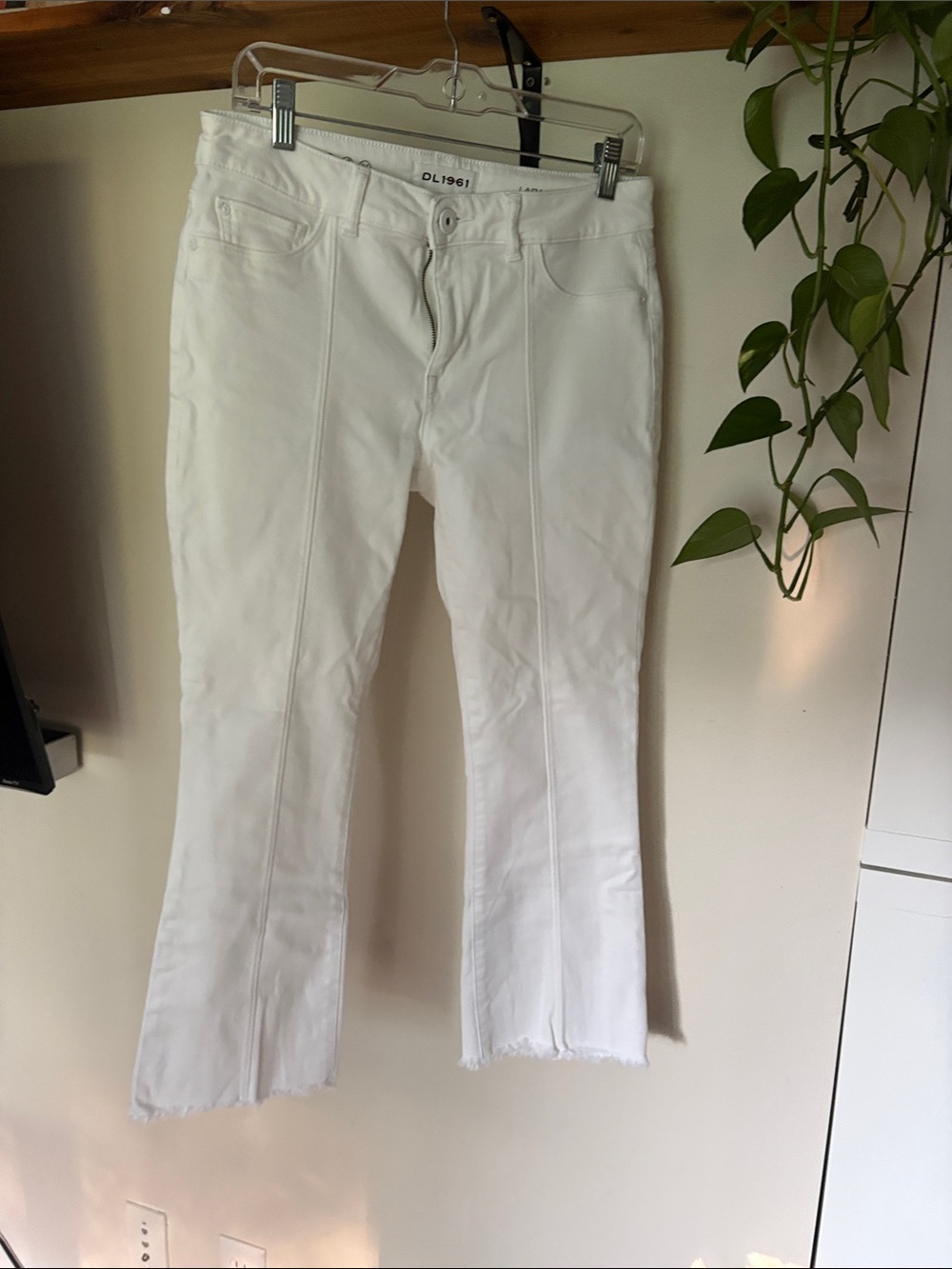 DL1961 Laura cropped flare pin tuck. White Fray-Hem. Size 30.
